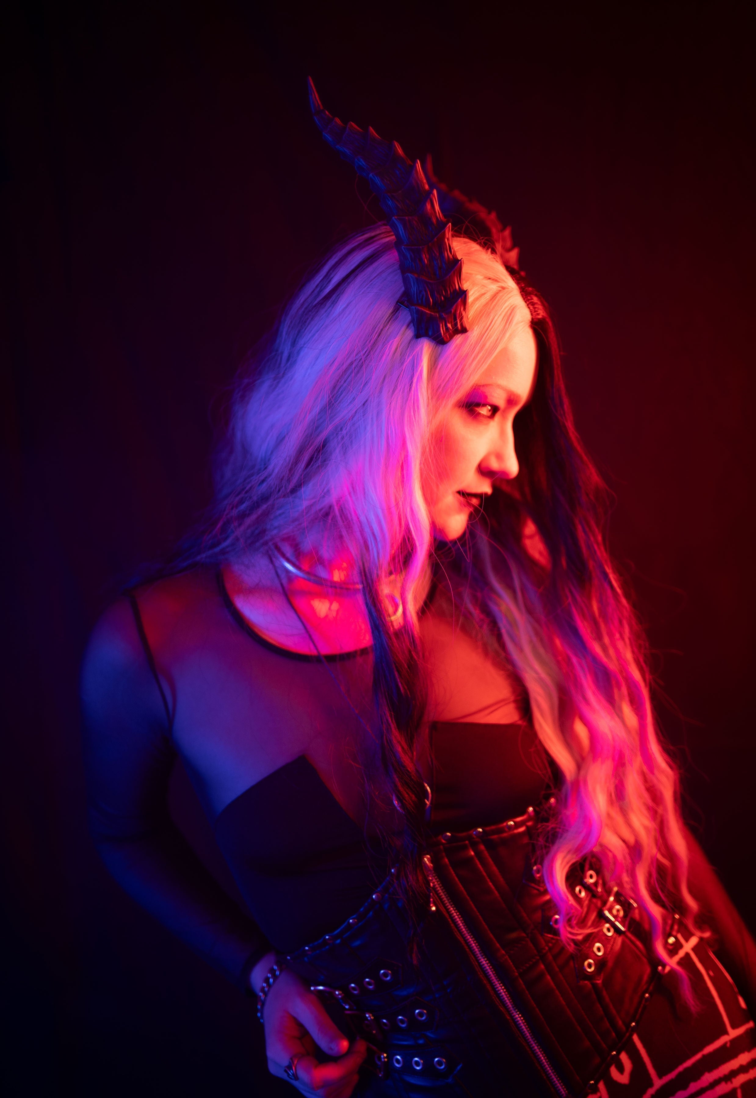 Sabor Insanity models black Tiefling horns by Haus of Brimstone in witchy gothic attire. Photo by Optic Onslaught.