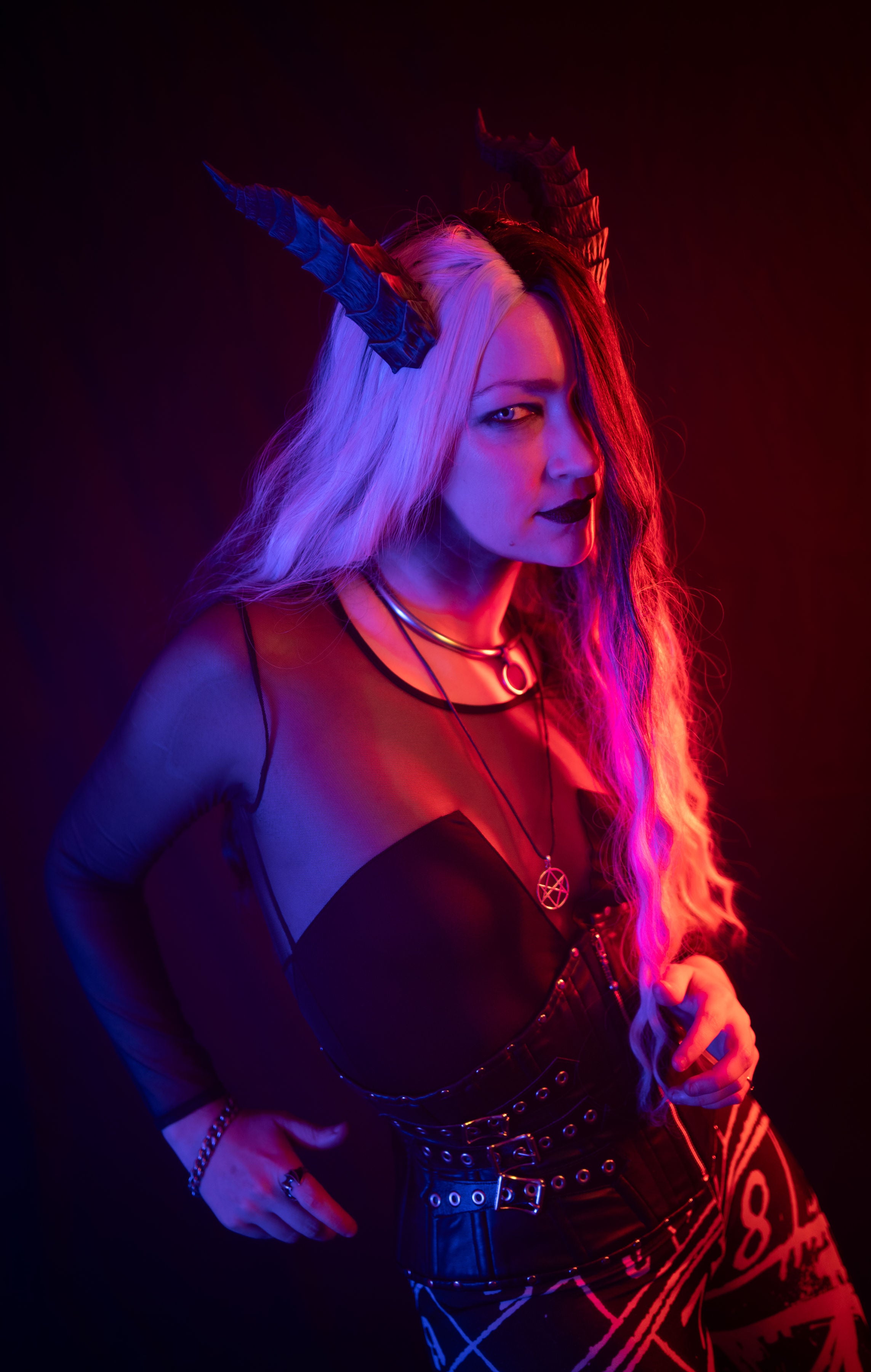 Sabor Insanity models black Tiefling horns by Haus of Brimstone in witchy gothic attire. Photo by Optic Onslaught.